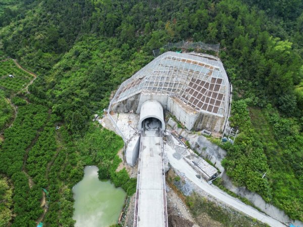 第一证券 万米隧道终破壁！衢丽铁路丽阳山隧道全线贯通